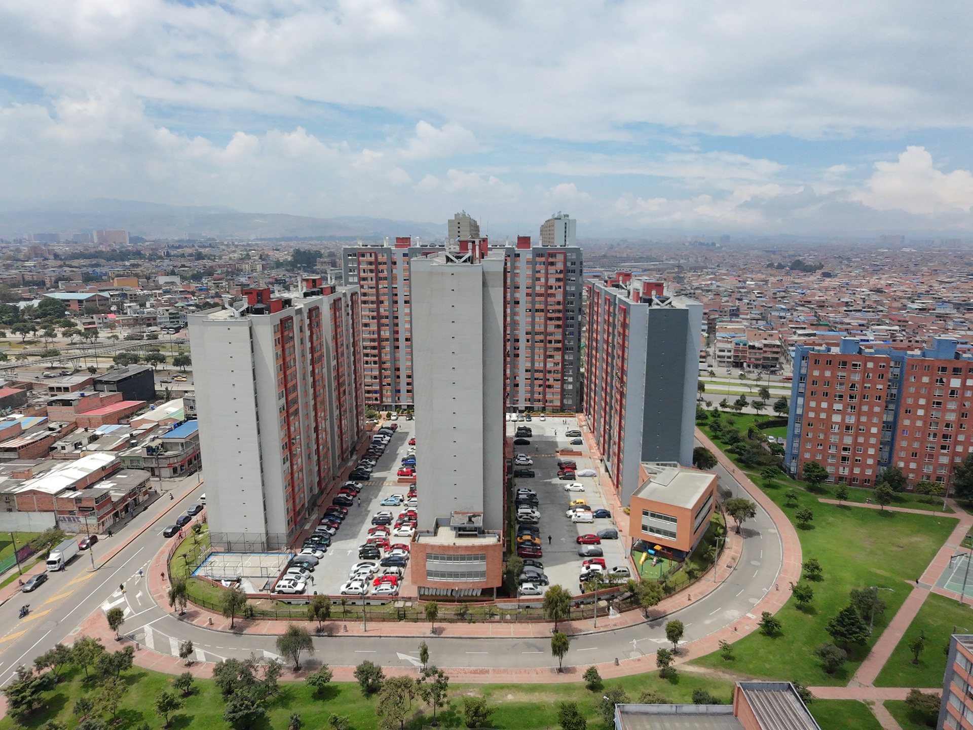 Conjunto Residencial Altavista P.H. visto desde el aire, con anotaciones de referencia sobre torres, fachada, salón social y vía interna