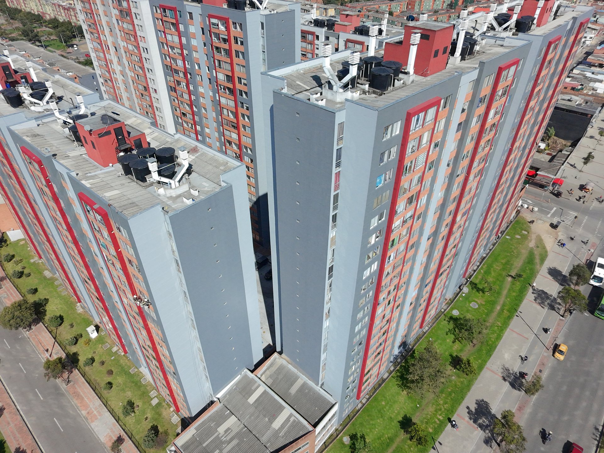 Torres de Altavista P.H. con fachada terminada, vista diagonal desde el dron