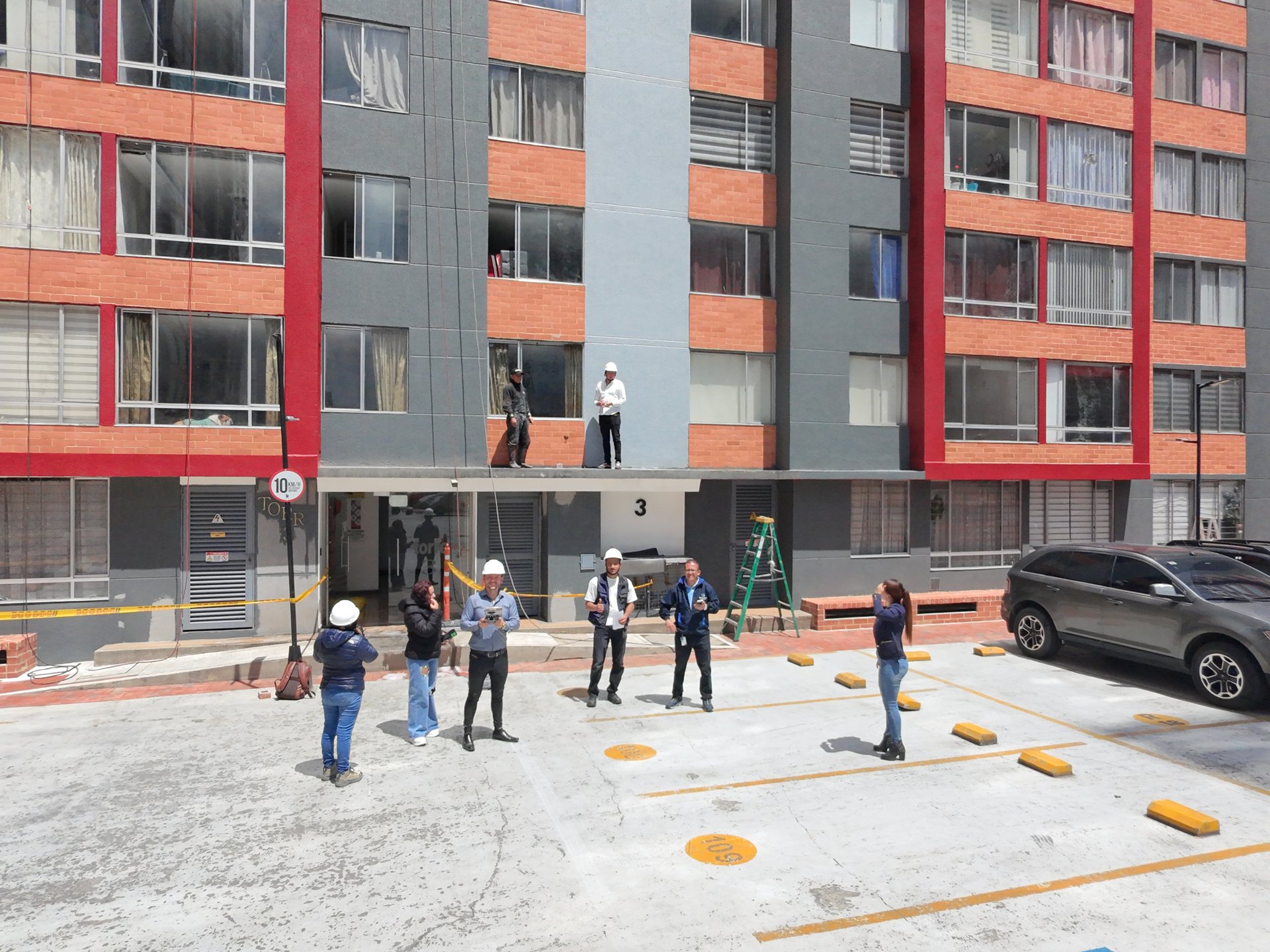 Interventoría y equipo técnico D&CO verificando la cubierta de Altavista P.H.