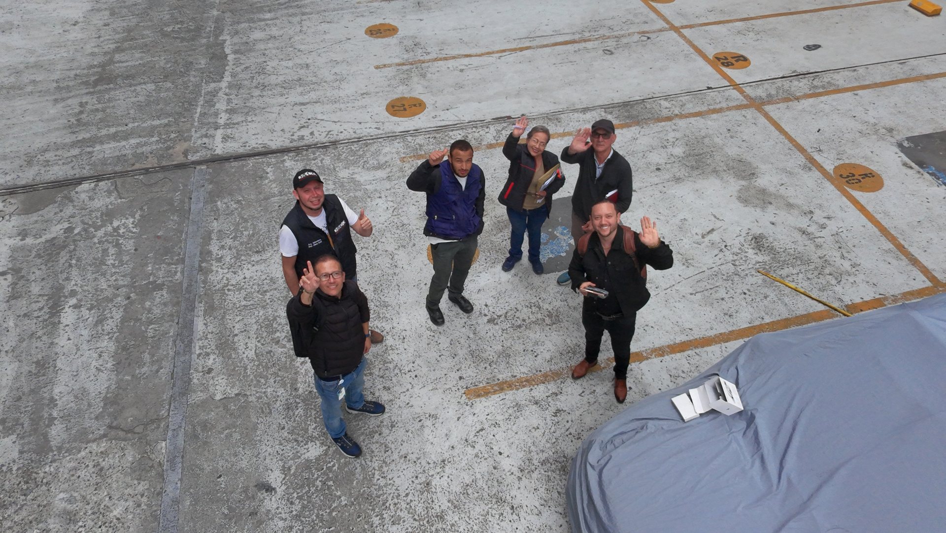 Administración, interventoría y equipo D&CO en recorrido técnico final sobre la cubierta