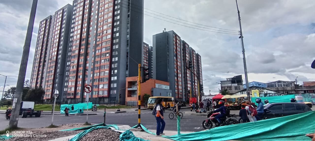 Conjunto Altavista P.H. visto desde la vía principal, con cerramiento de obra en retiro