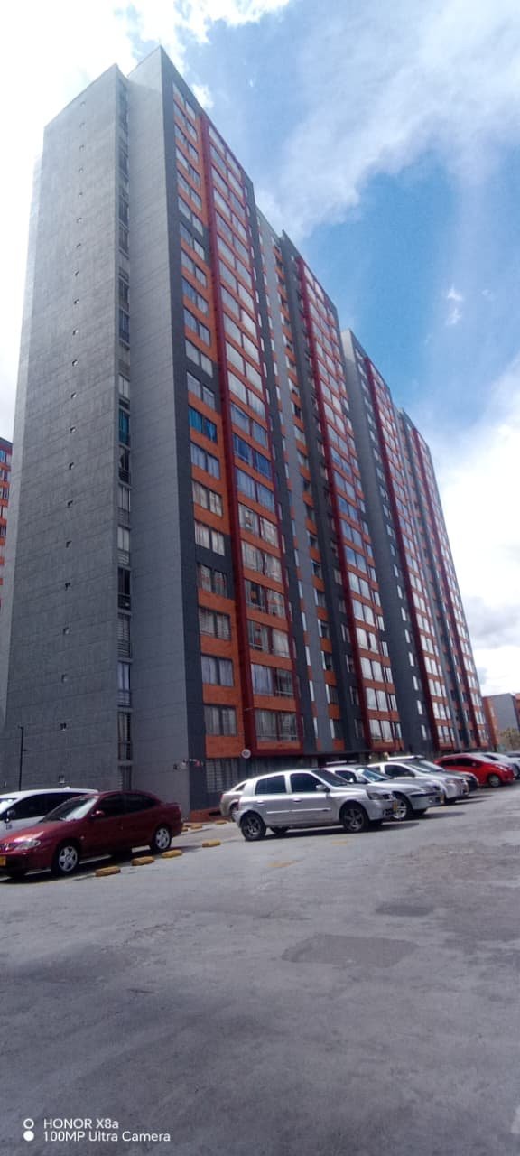 Torre terminada en acabado gris contra cielo despejado