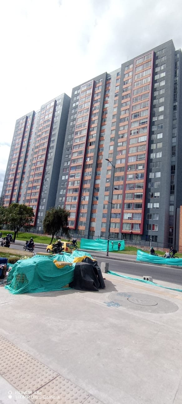 Torre terminada vista desde la zona verde del conjunto