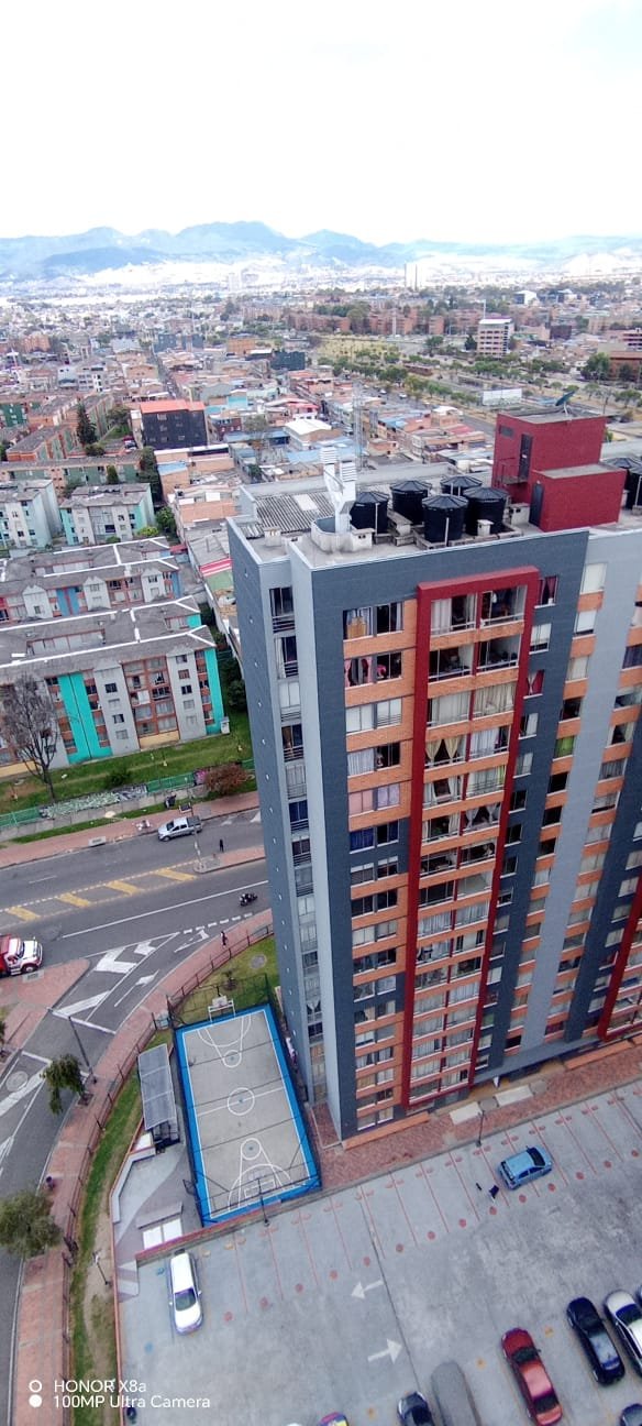 Fachada terminada con el perfil urbano de Bogotá y los cerros al fondo