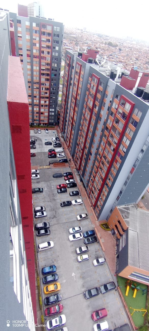 Vista en picada de la fachada terminada sobre el parqueadero interno