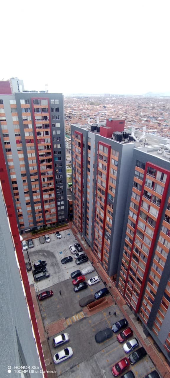Fachada terminada en ladrillo y gris vista desde altura