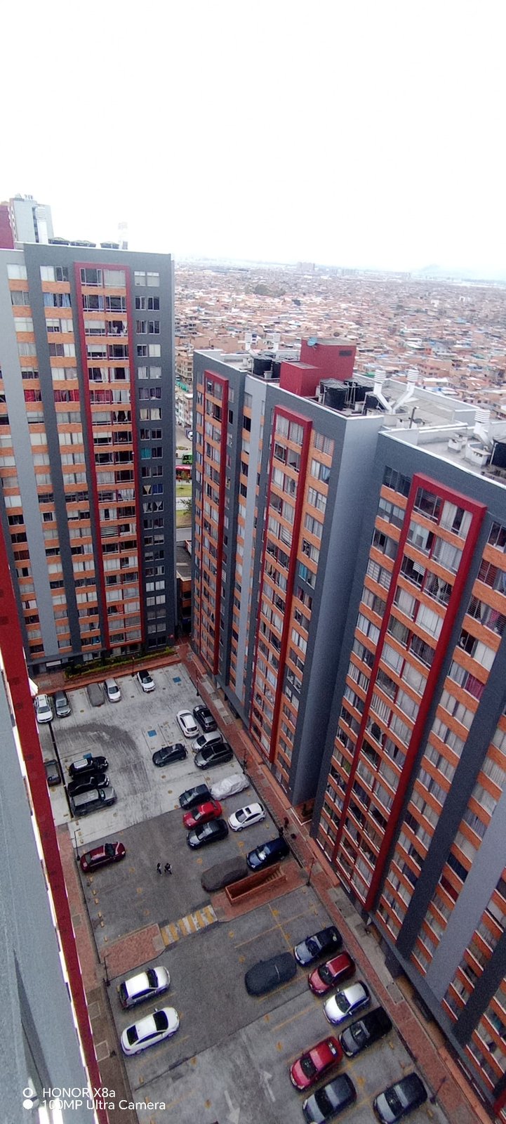 Dos torres terminadas con el patio de parqueaderos entre ellas