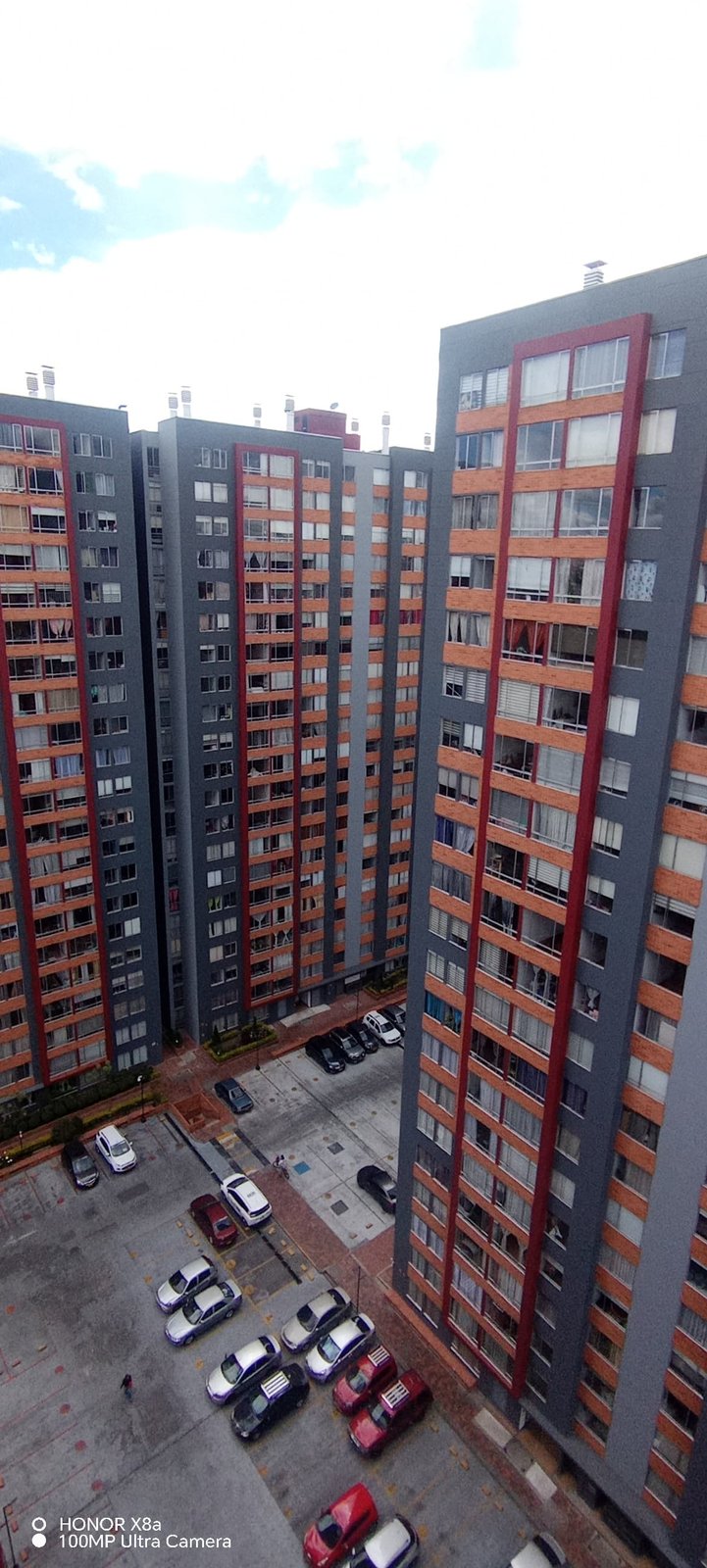 Fachadas terminadas y vía interna vistas desde la cubierta