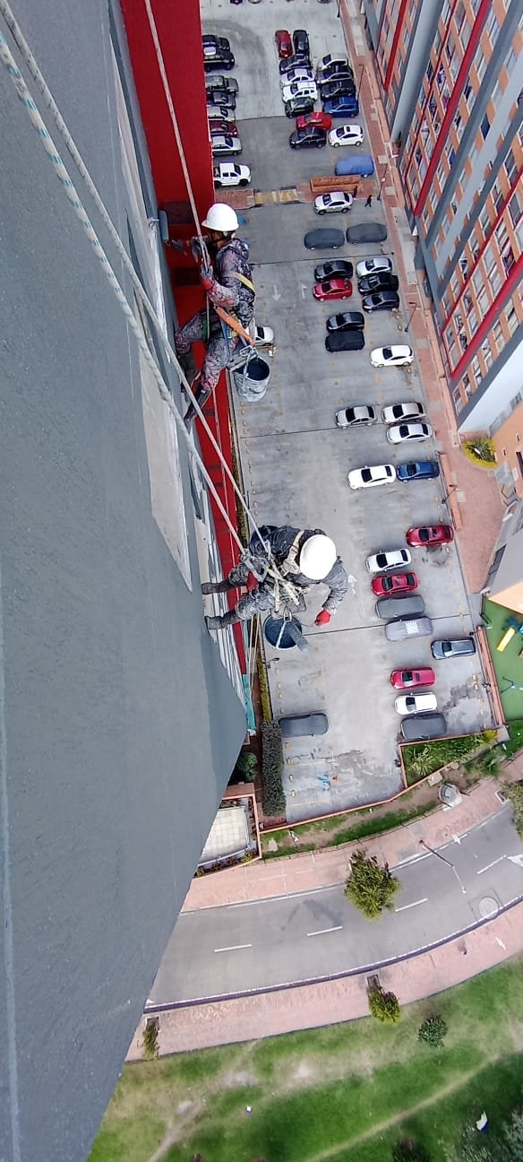 Fachada vista en picada durante la intervención, con cuerdas de trabajo