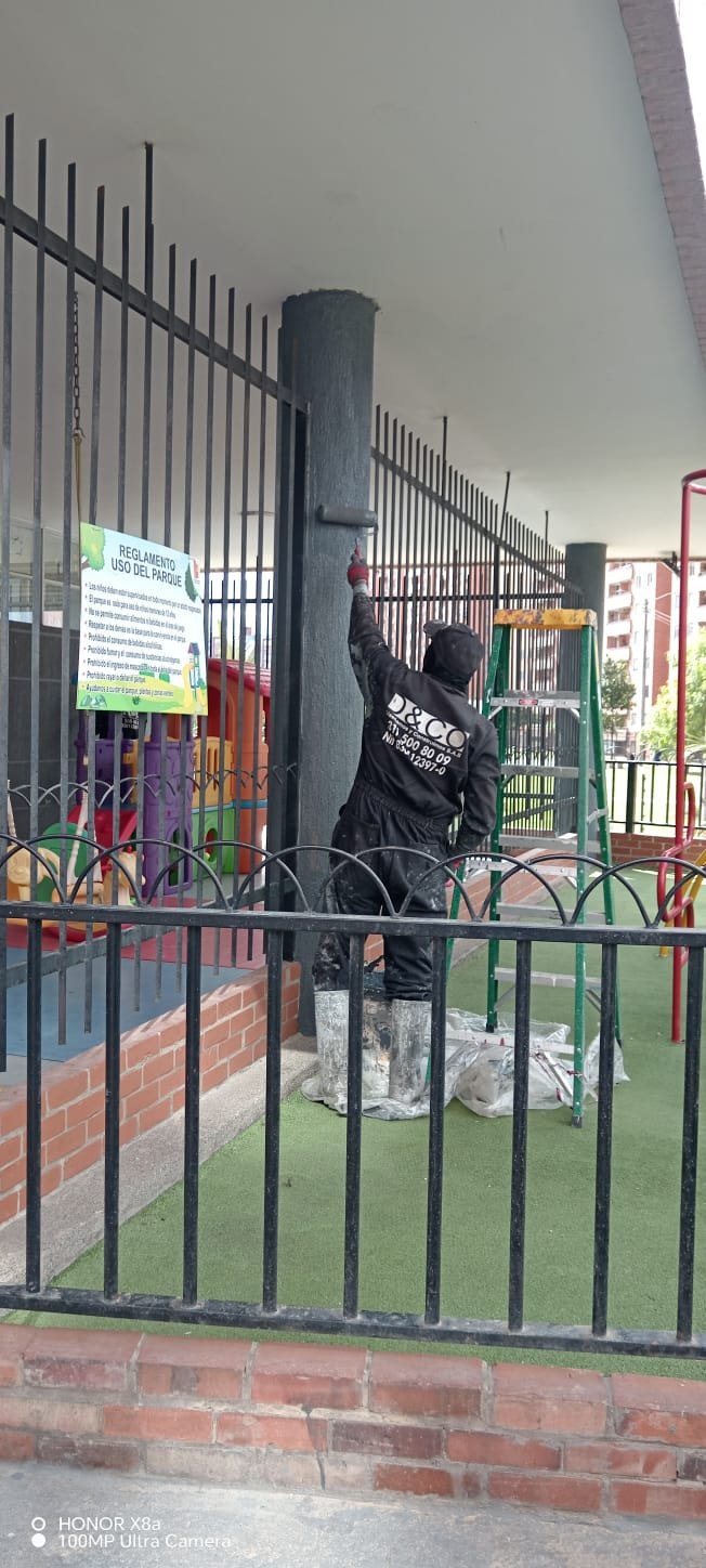 Pintura de carpintería metálica en rejas del primer piso