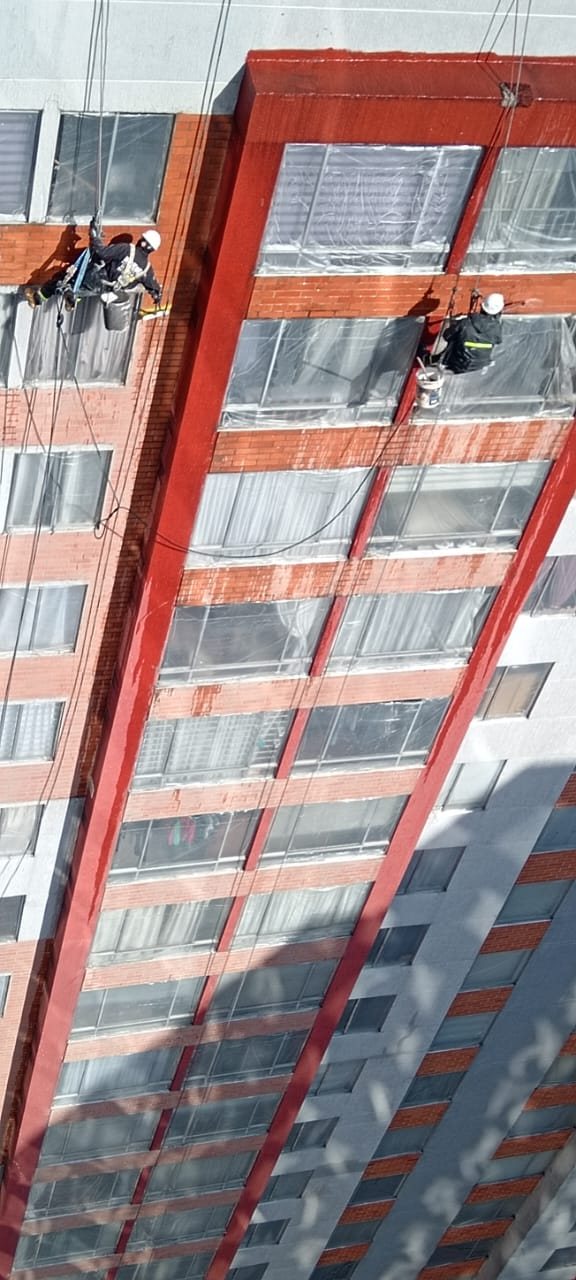 Lavado de fachada con acceso certificado por cuerdas en Altavista P.H.
