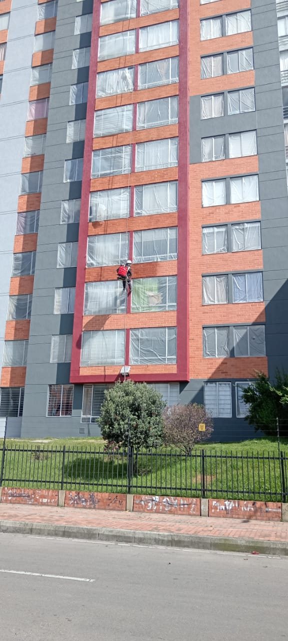 Aplicación de hidrófugo sobre superficie en ladrillo en Altavista P.H.