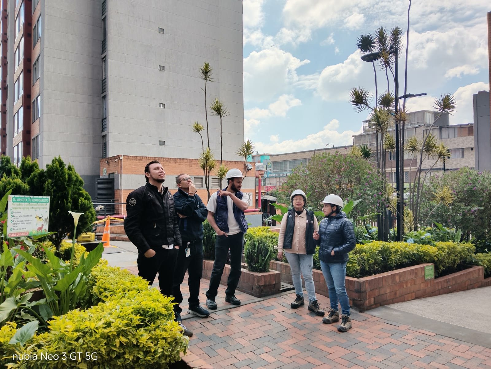 Equipo profesional D&CO en visita técnica a la obra de Altavista P.H.