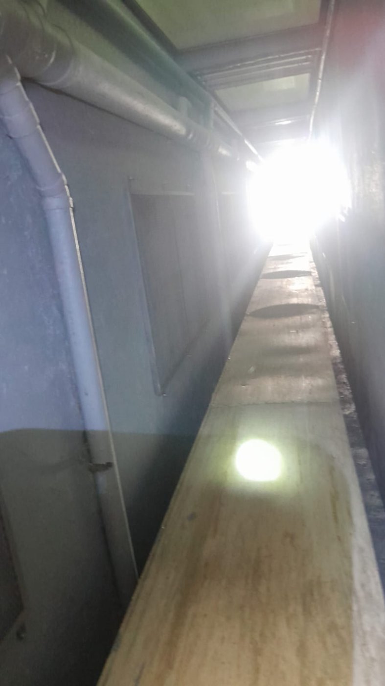 Ducto de ventilación de la Torre 1 visto en toda su altura desde el punto de descuelgue