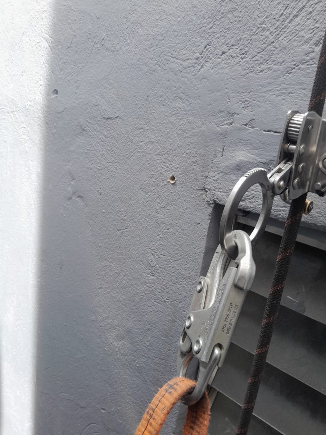 Punto de anclaje con mosquetón y cuerda sobre el borde de la cubierta
