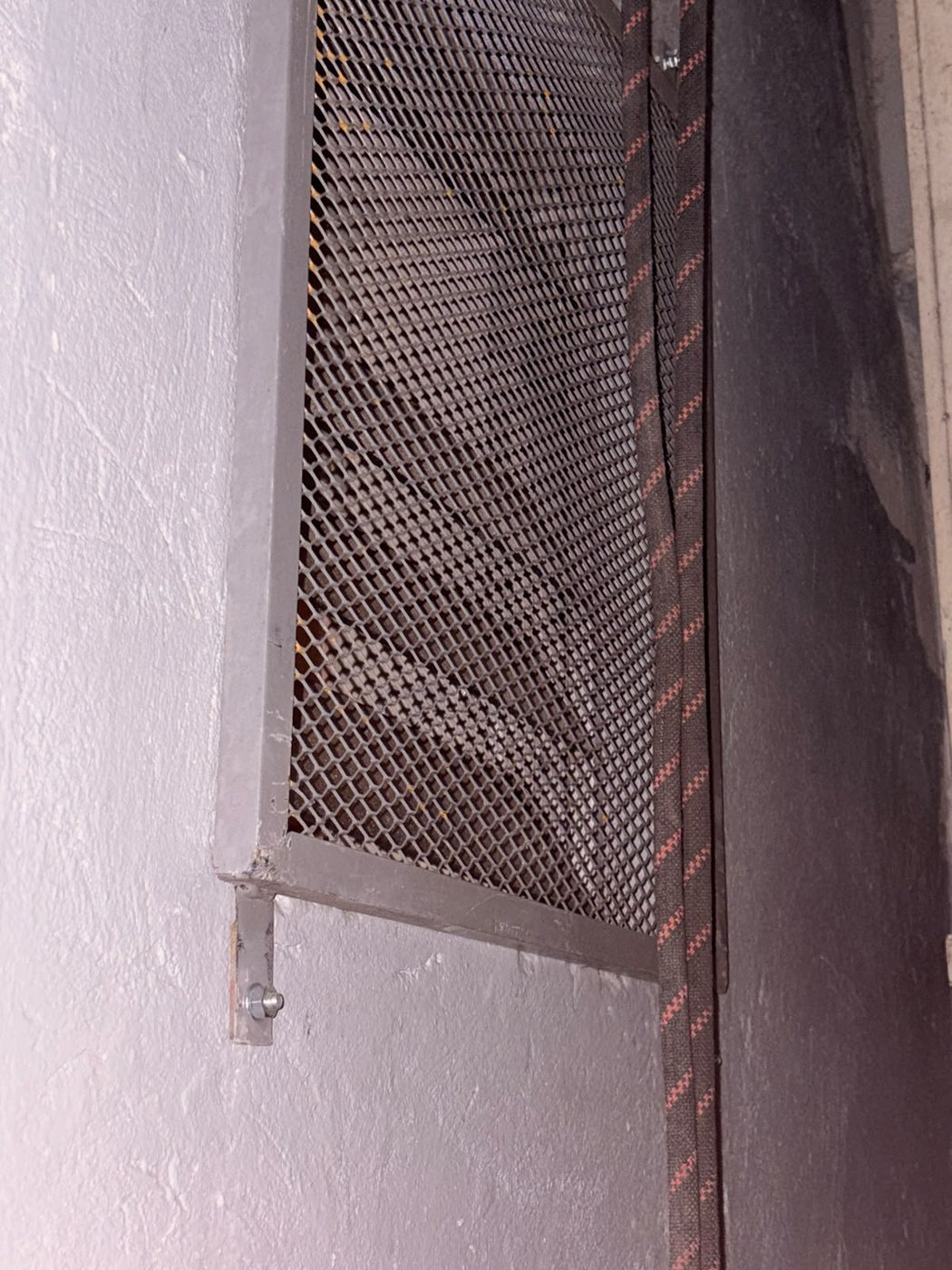 Rejilla instalada y asegurada sobre el muro del ducto