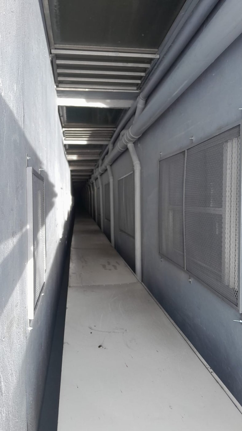 Corredor del ducto con varias rejillas ya instaladas en línea