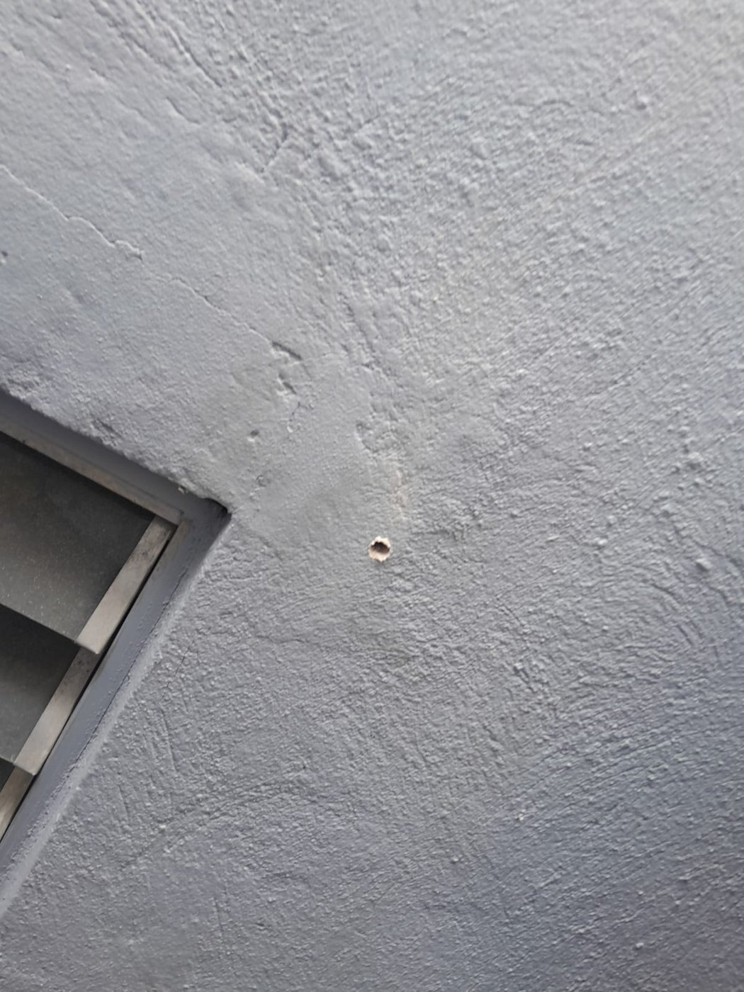 Perforación de anclaje sobre el muro del ducto antes de fijar la rejilla