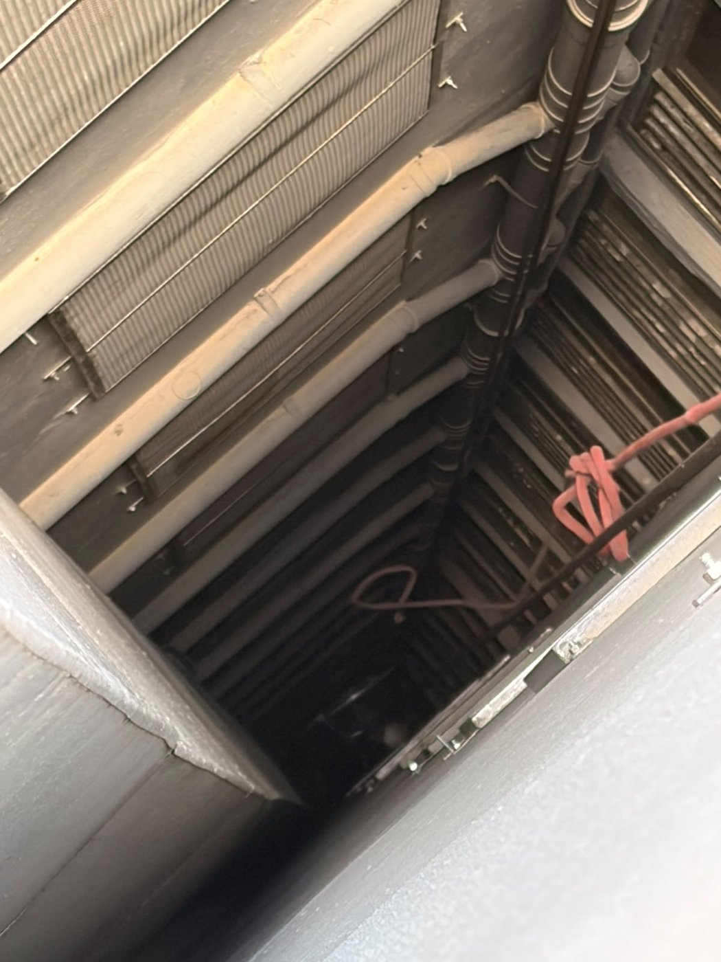 Ducto visto en profundidad con la estructura interna y las rejillas