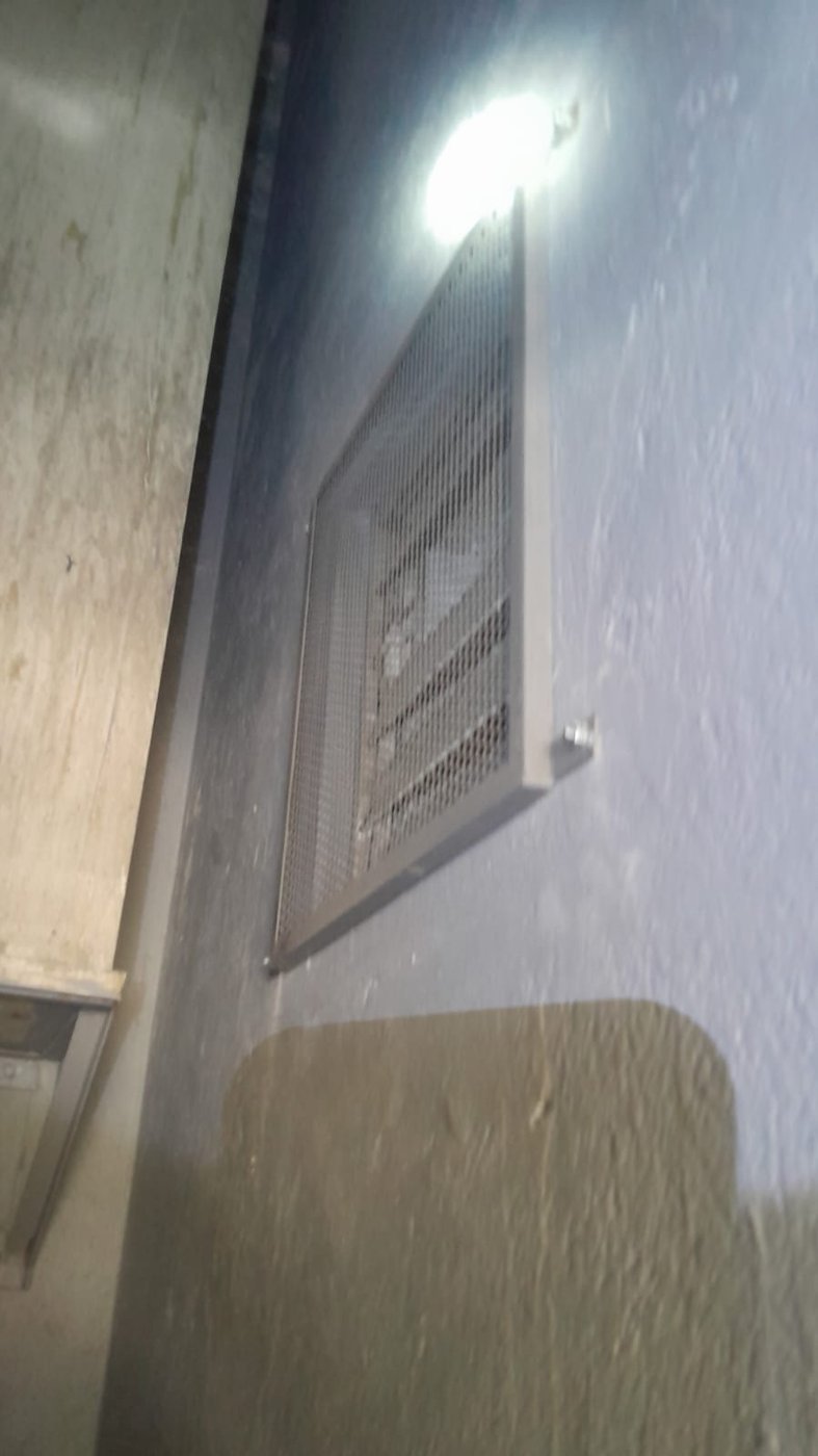 Rejilla instalada vista con luz artificial dentro del ducto