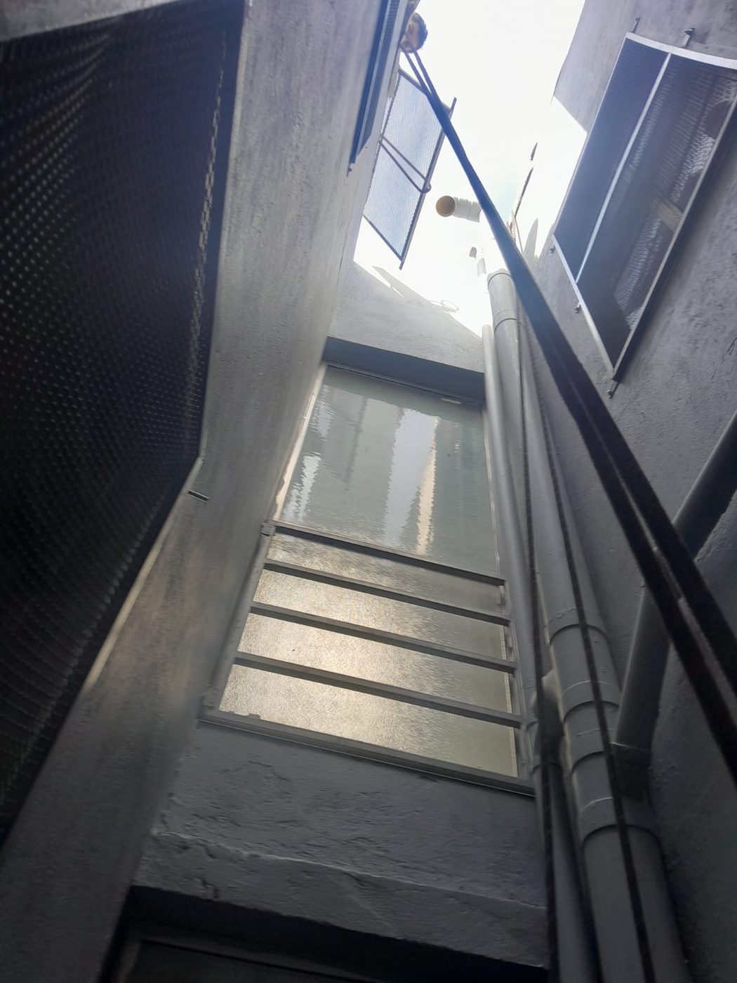 Ducto visto desde abajo: rejillas instaladas a ambos lados y la ventana al fondo