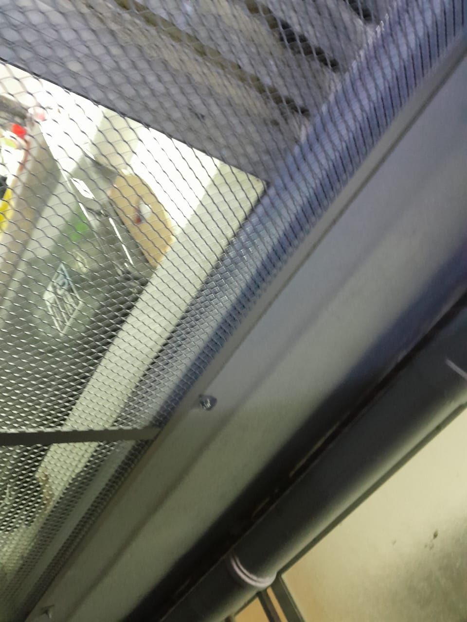 Rejilla sobre el vano, vista desde el interior con el ducto al fondo