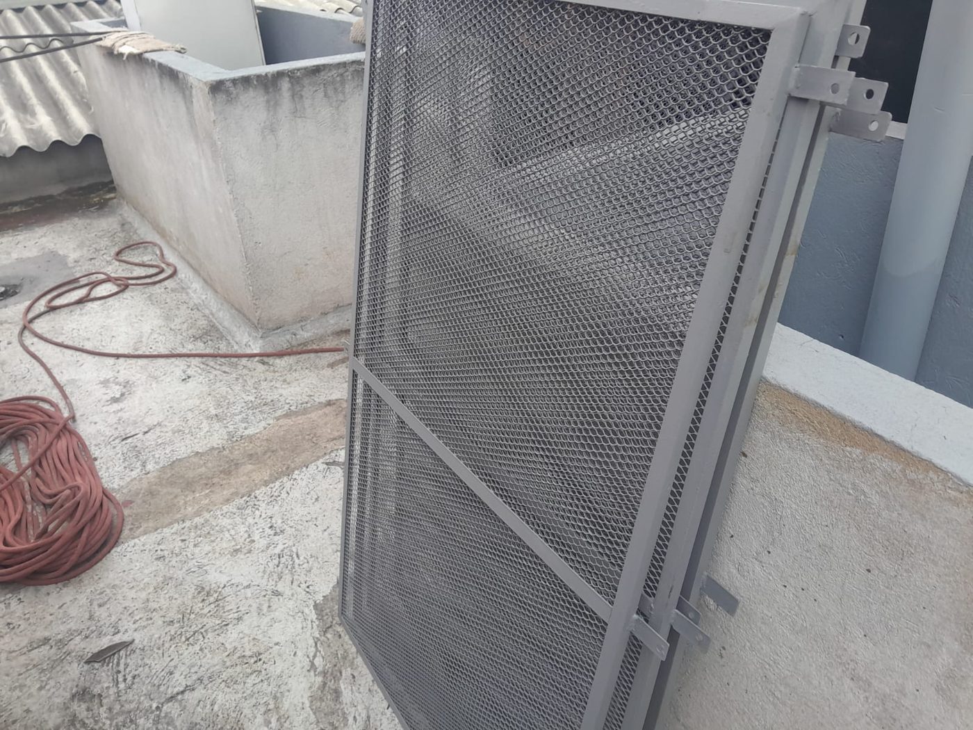 Rejilla fabricada y pintada, lista para instalar en la cubierta
