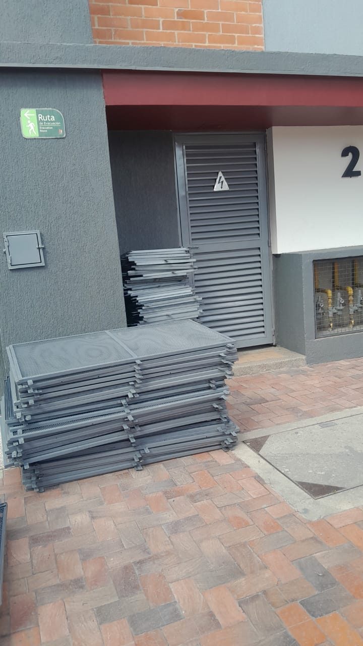 Rejillas fabricadas apiladas frente al acceso marcado con el número 2