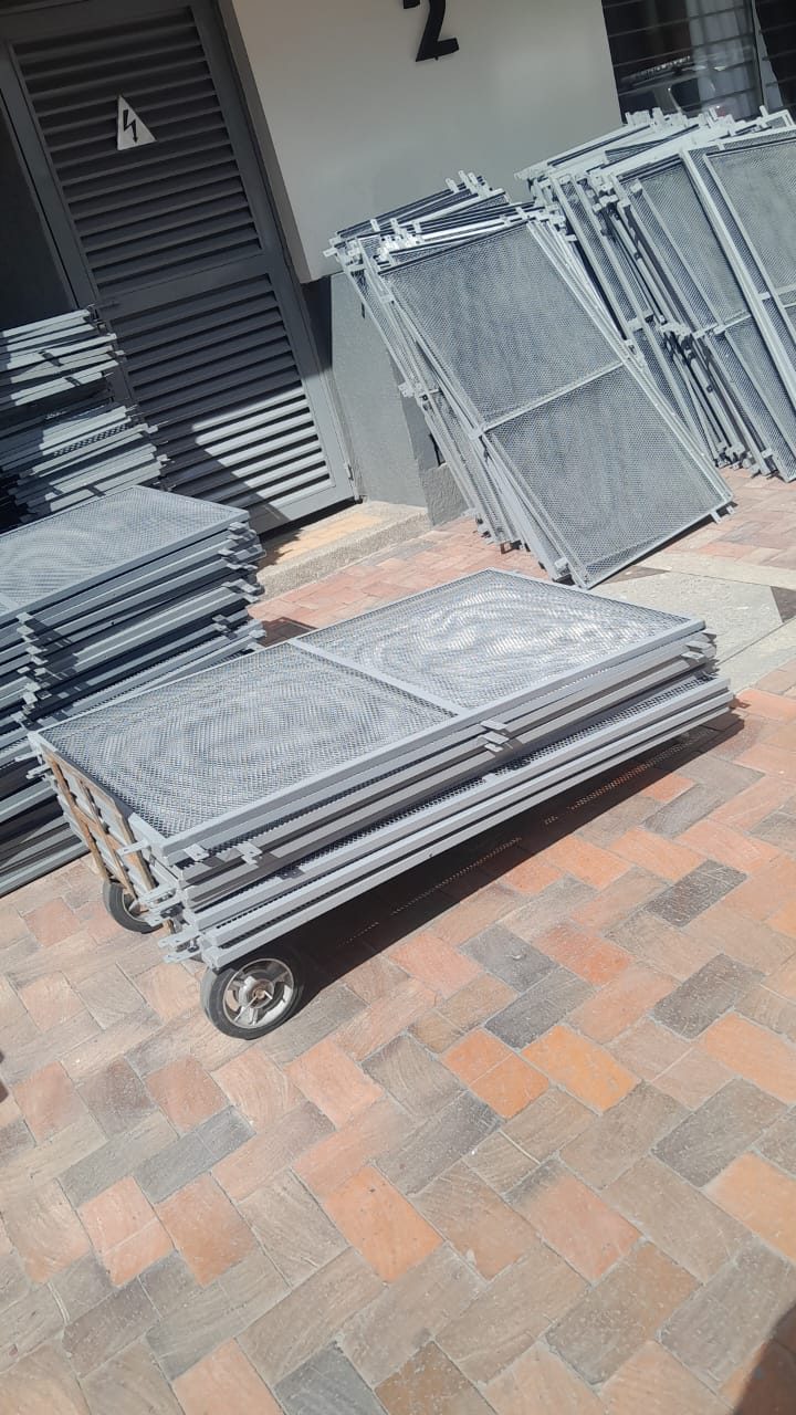 Rejillas apiladas en el patio, con la carreta para su traslado