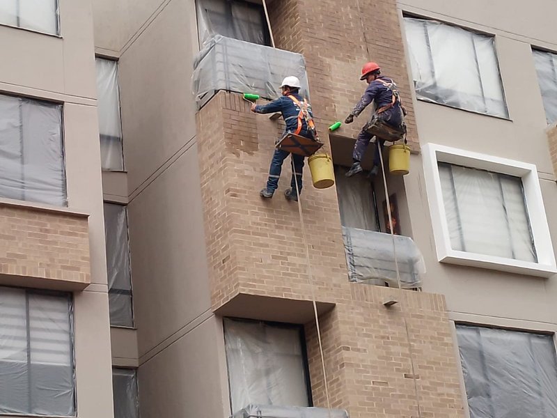 Colgantes de D&CO en fachada de ladrillo