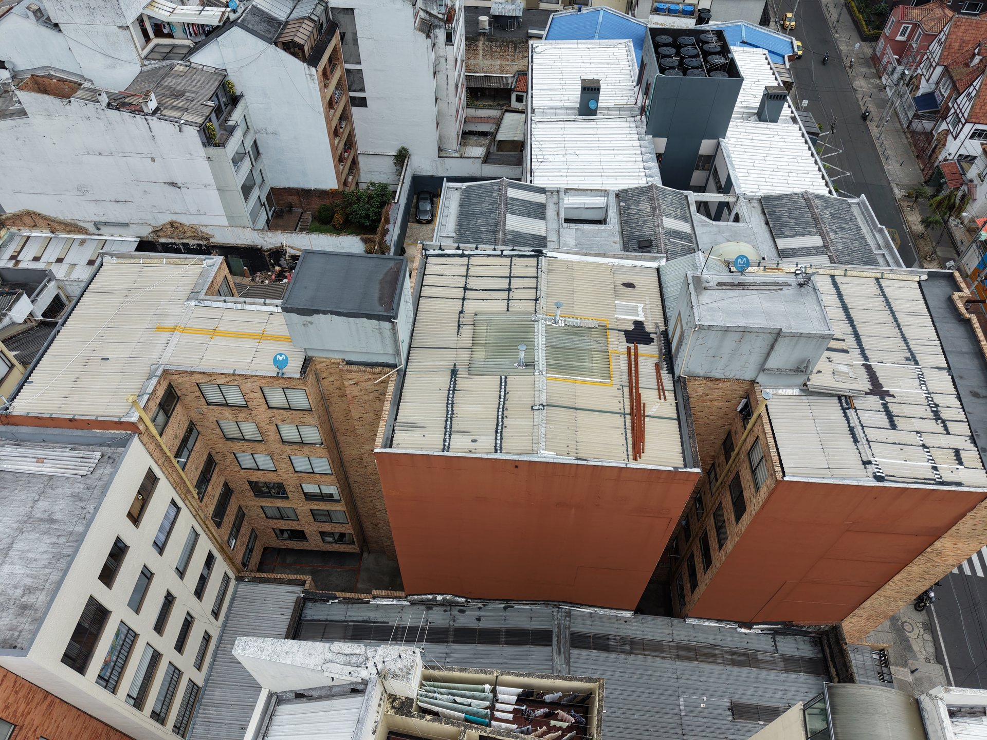 Vista obl&iacute;cua del edificio con cubierta parchada