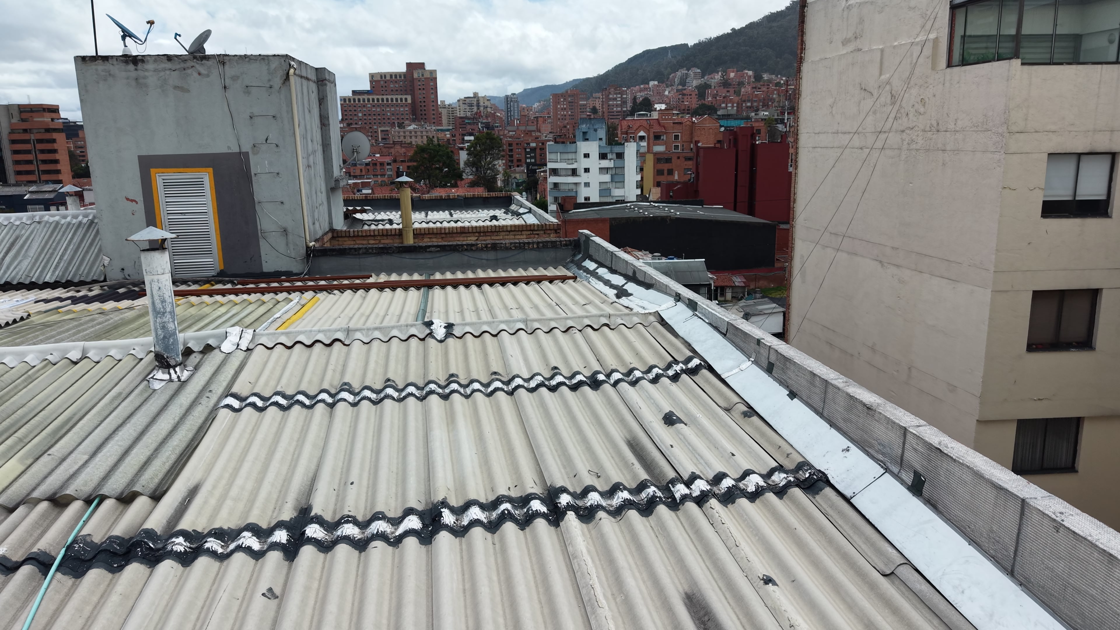 Perfil de Bogot&aacute; con parches en el borde de cubierta