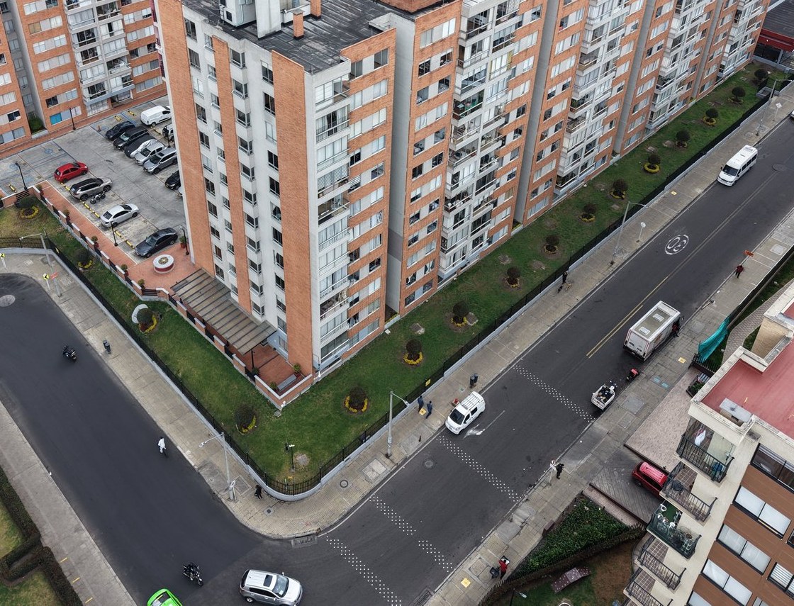 Reja perimetral del conjunto Prado Verde sobre el costado de la calle, vista desde el dron