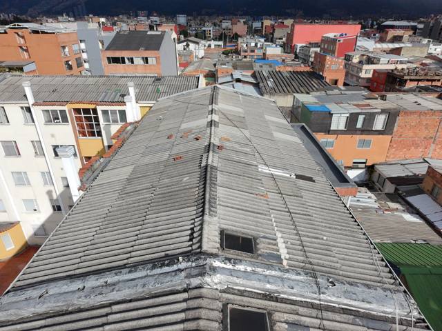 Remate metálico en la cumbrera