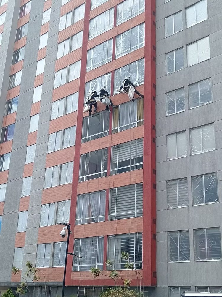 Cuadrilla de D&CO trabajando en alturas