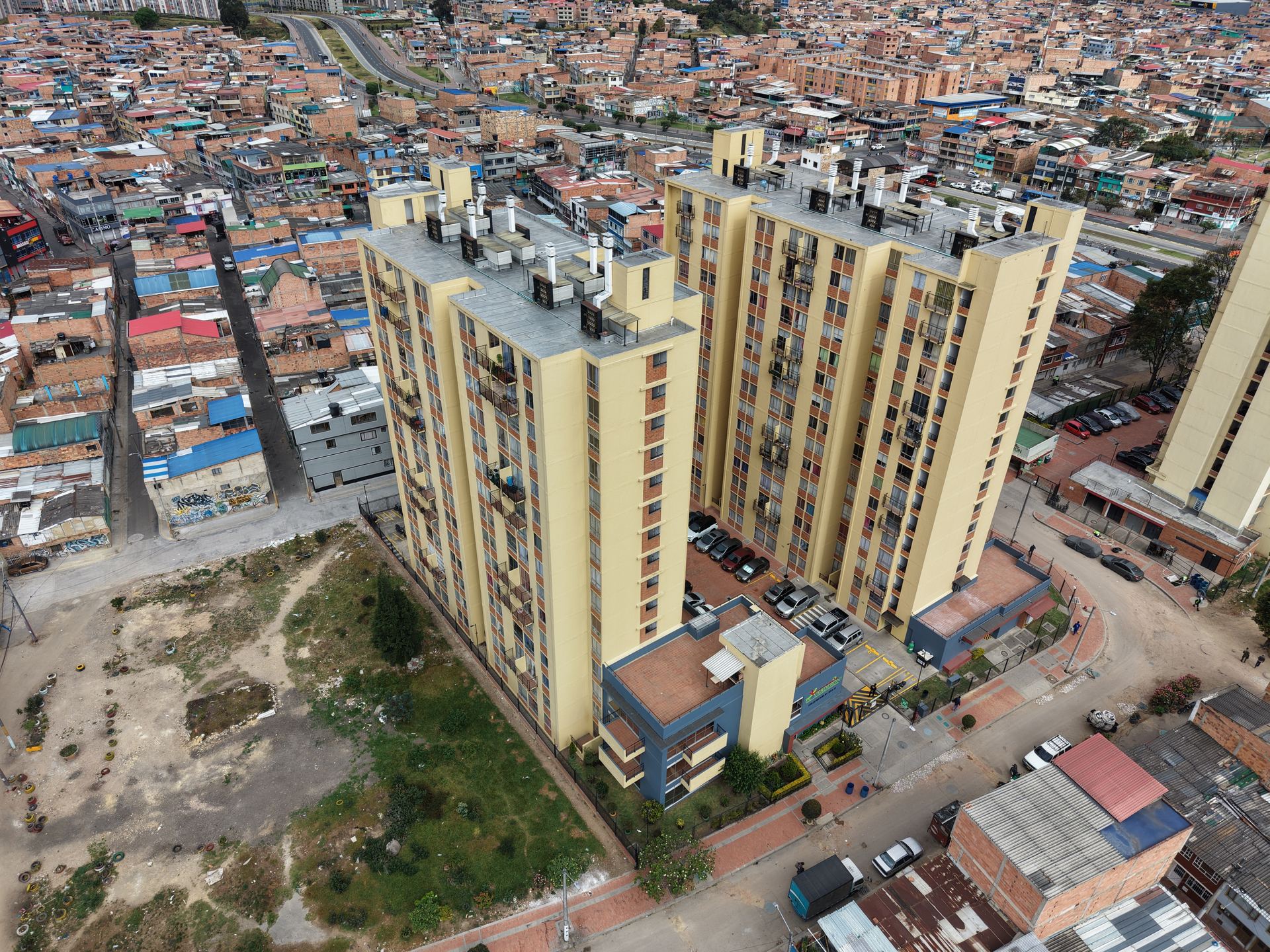 Vista obl&iacute;cua amplia del conjunto y la ciudad
