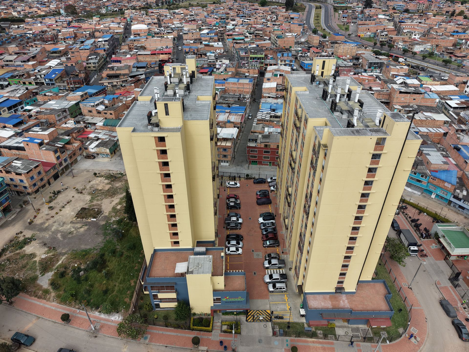 Vista a&eacute;rea de las torres del Conjunto El Verder&oacute;n