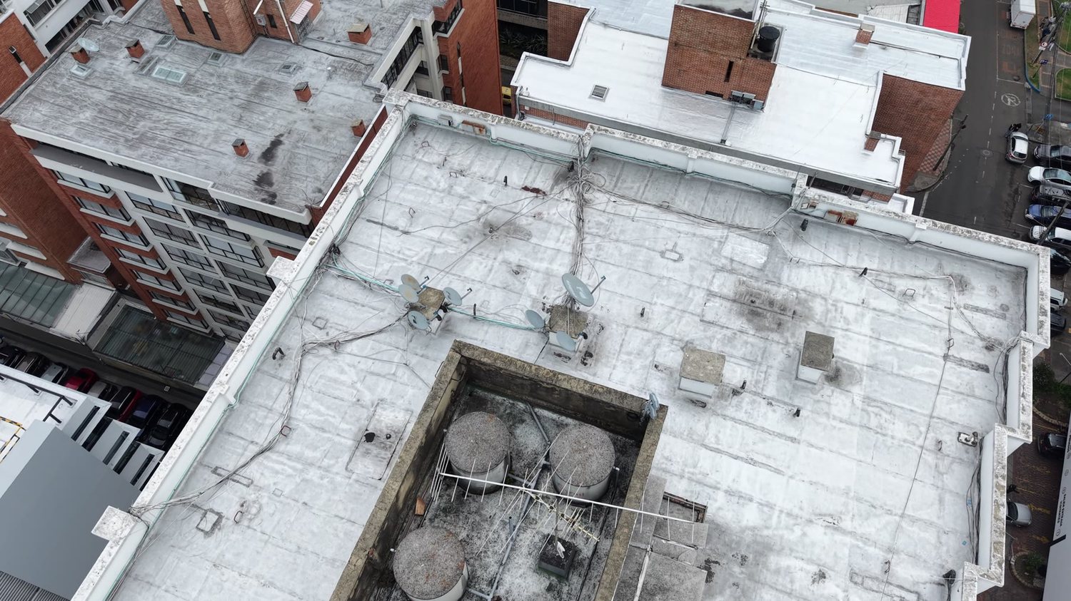 Cubierta del Edificio XUE con las áreas planas, equipos, ruanas y sifones