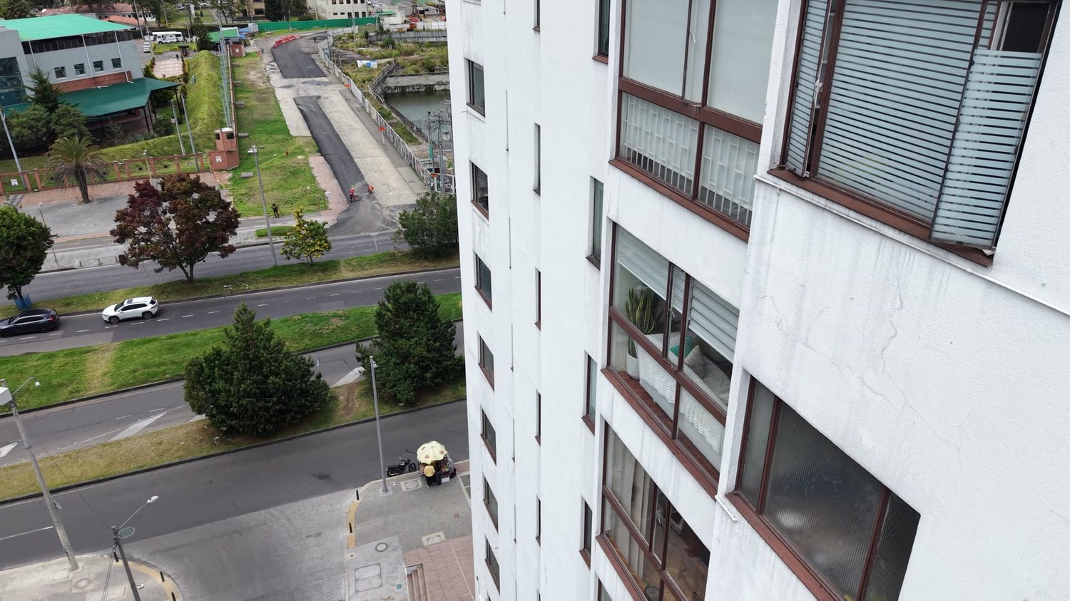 Entorno inmediato del Edificio XUE: andenes, zonas verdes y vía de acceso