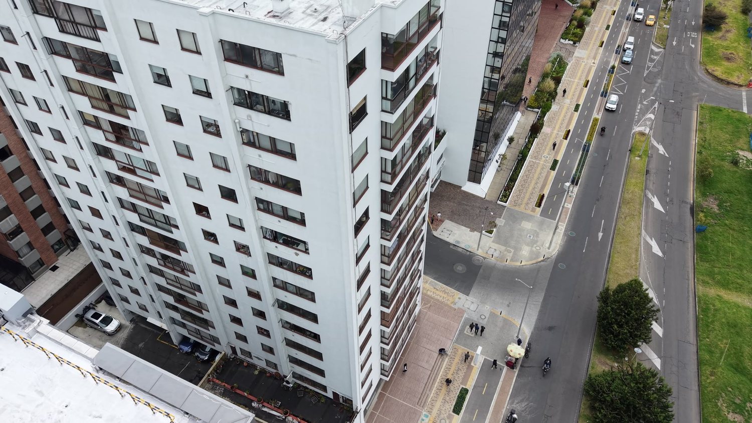 Fachada del Edificio XUE sobre la avenida, con el borde de cubierta y las alfajías