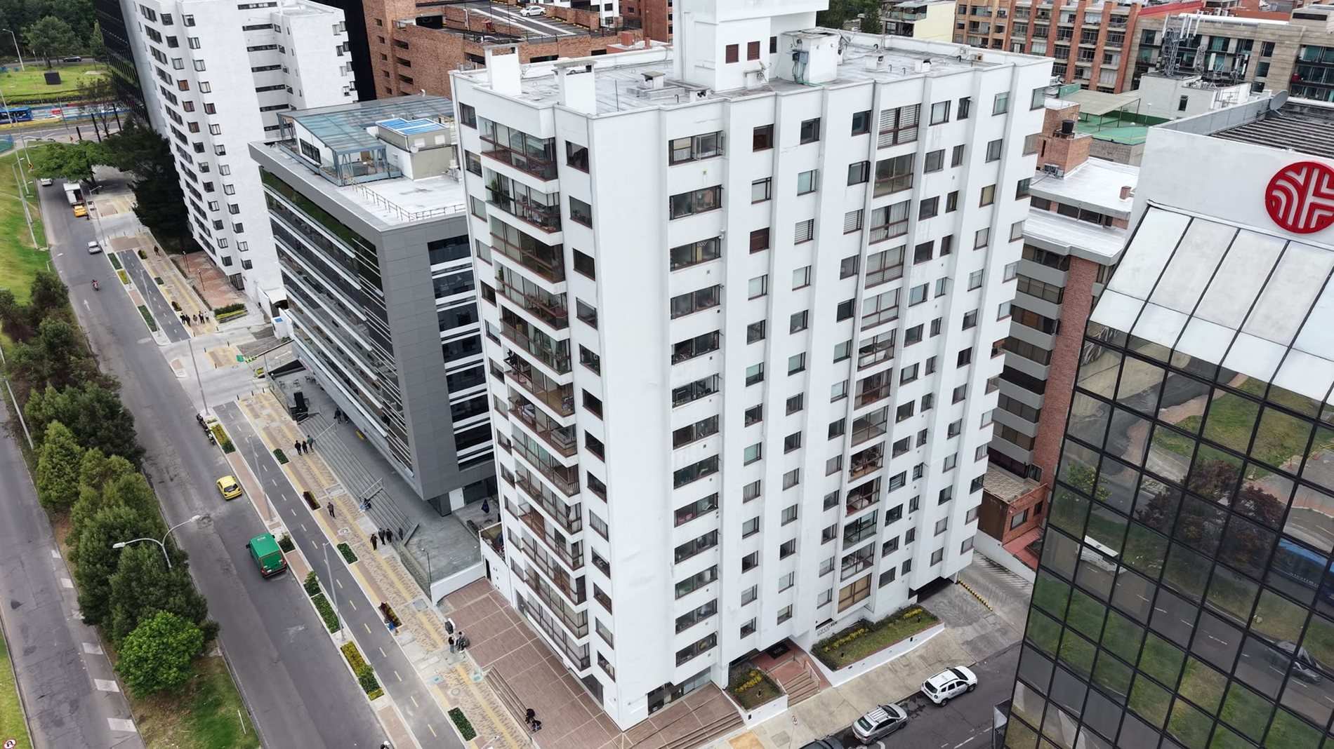 Edificio XUE P.H., vista aérea desde el norte con la ciudad de Bogotá al fondo