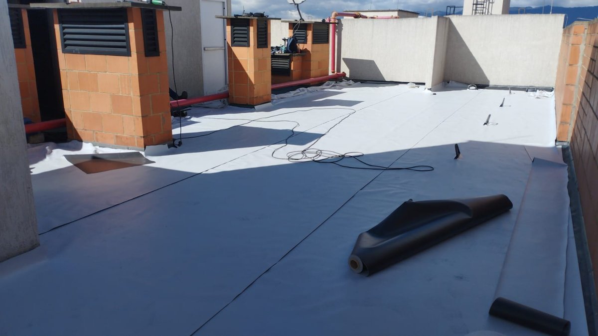 Instalación de rollos de membrana PVC sobre cubierta