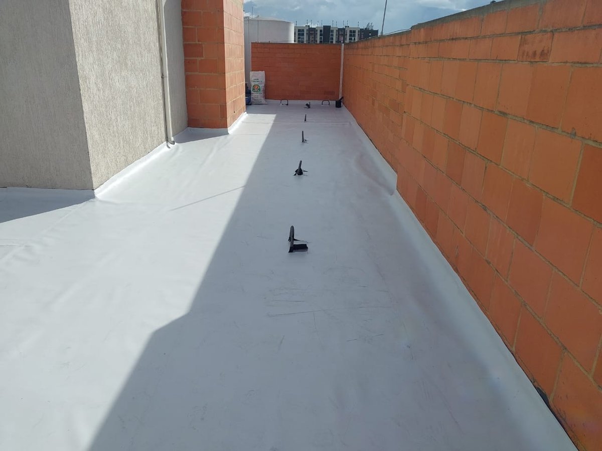 Remate perimetral de membrana PVC contra muro de culata