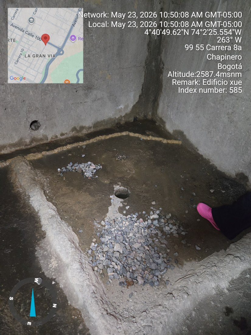 Caja de drenaje con agua estancada