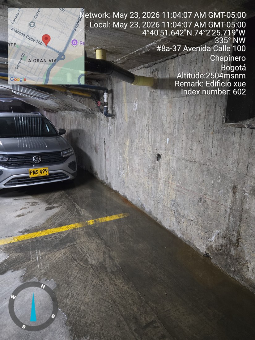 Empozamiento de agua junto al muro perimetral