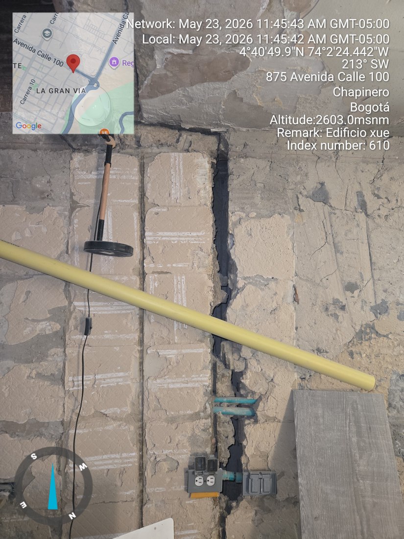 Fisura estructural de gran espesor en muro